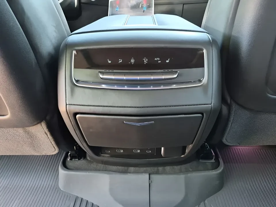 2026 Cadillac Escalade 5th Gen - Image 5 of 9