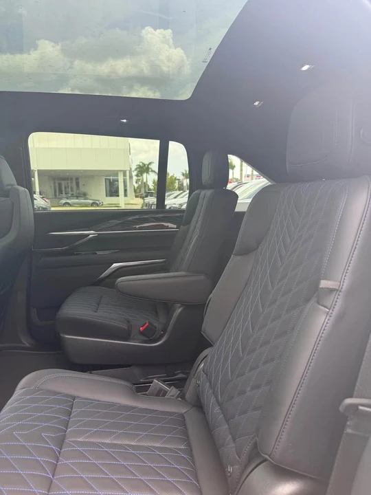 2026 Cadillac Vistiq - Image 8 of 18