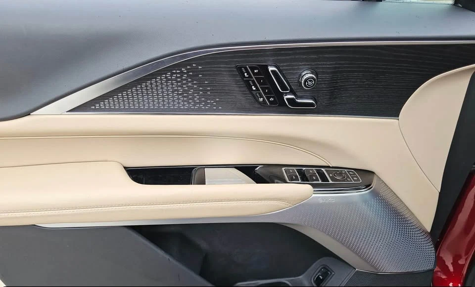 2026 Cadillac Lyriq - Image 6 of 19