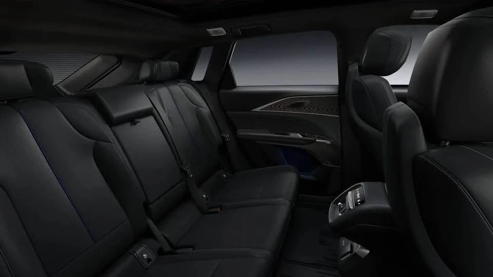 2026 Cadillac Lyriq - Image 10 of 11