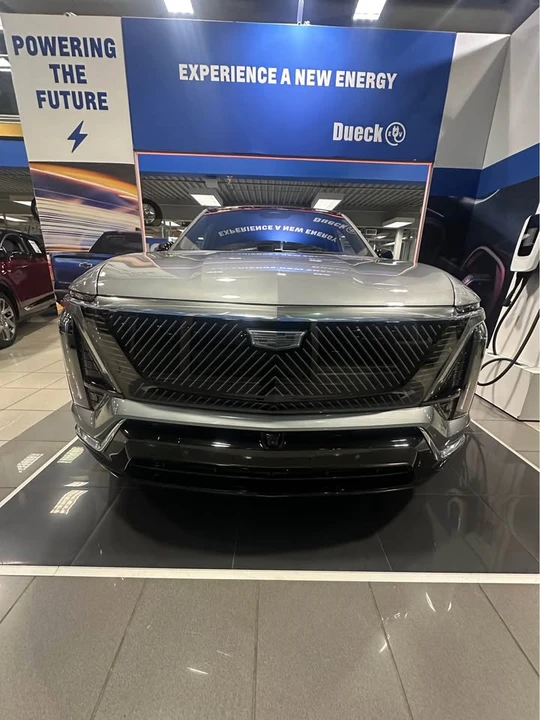 2026 Cadillac Vistiq - Image 2 of 15
