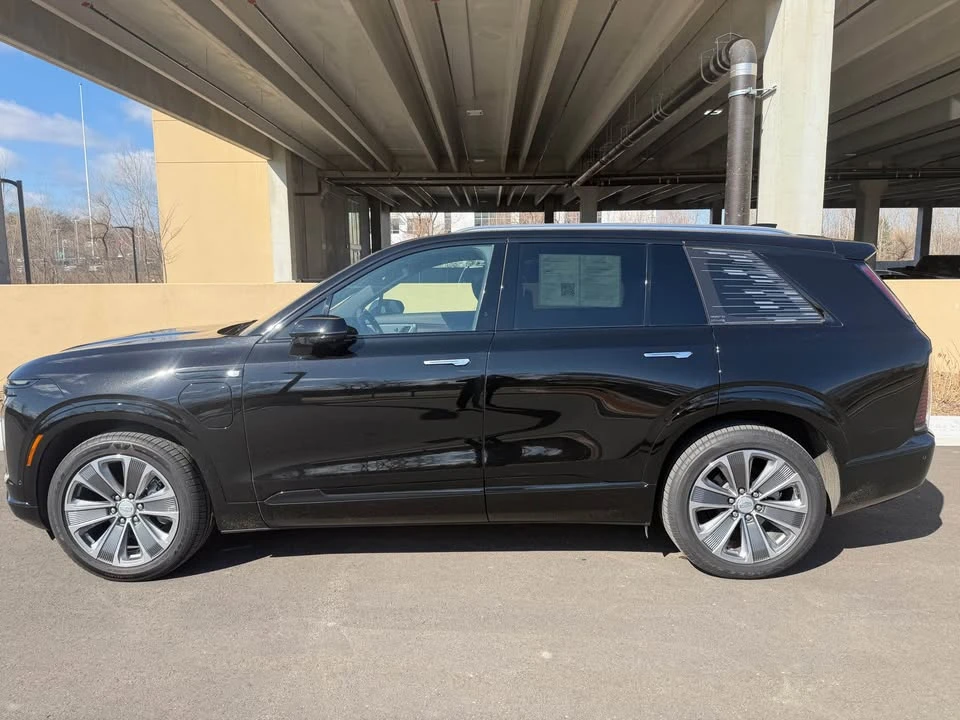2026 Cadillac Vistiq - Image 2 of 16