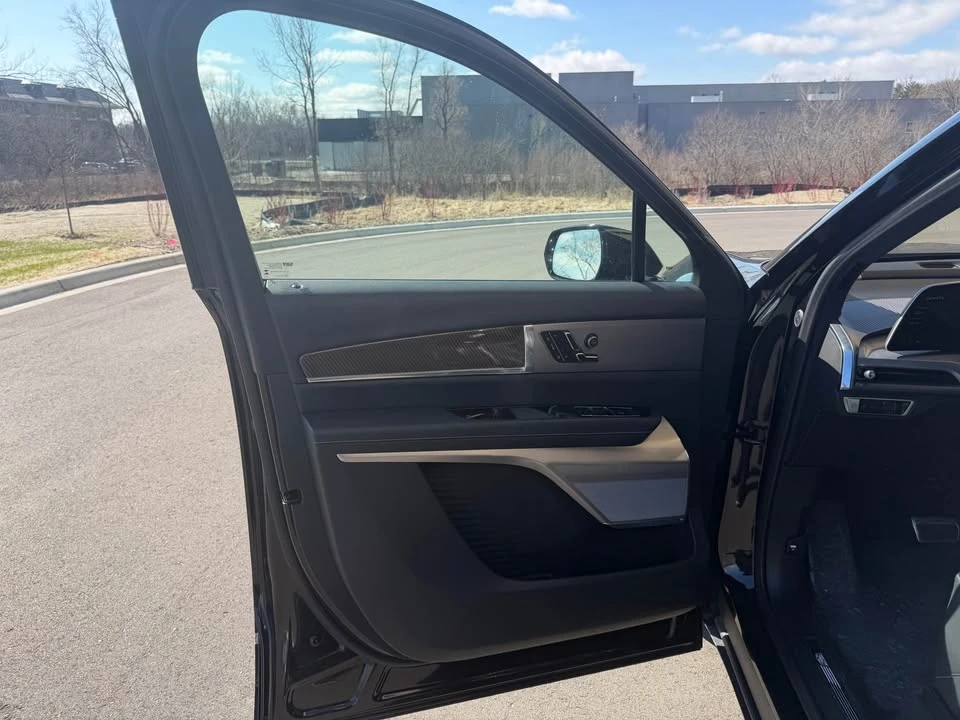 2026 Cadillac Vistiq - Image 9 of 16