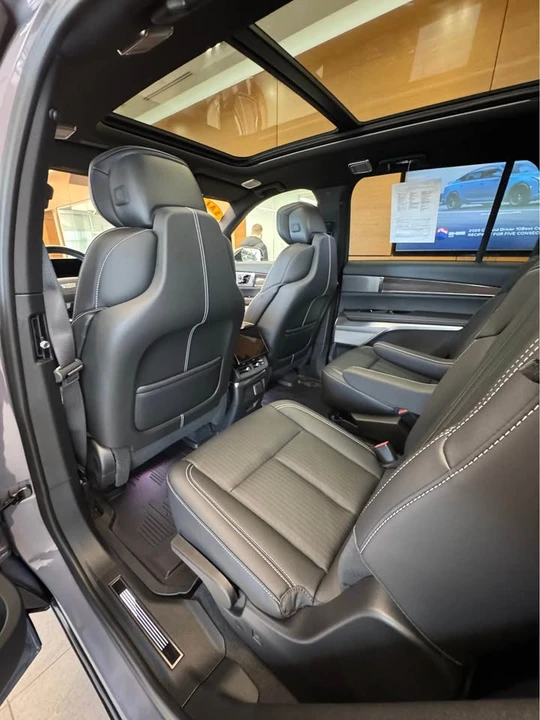 2026 Cadillac Vistiq - Image 7 of 12