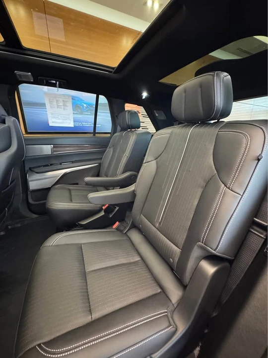 2026 Cadillac Vistiq - Image 6 of 12