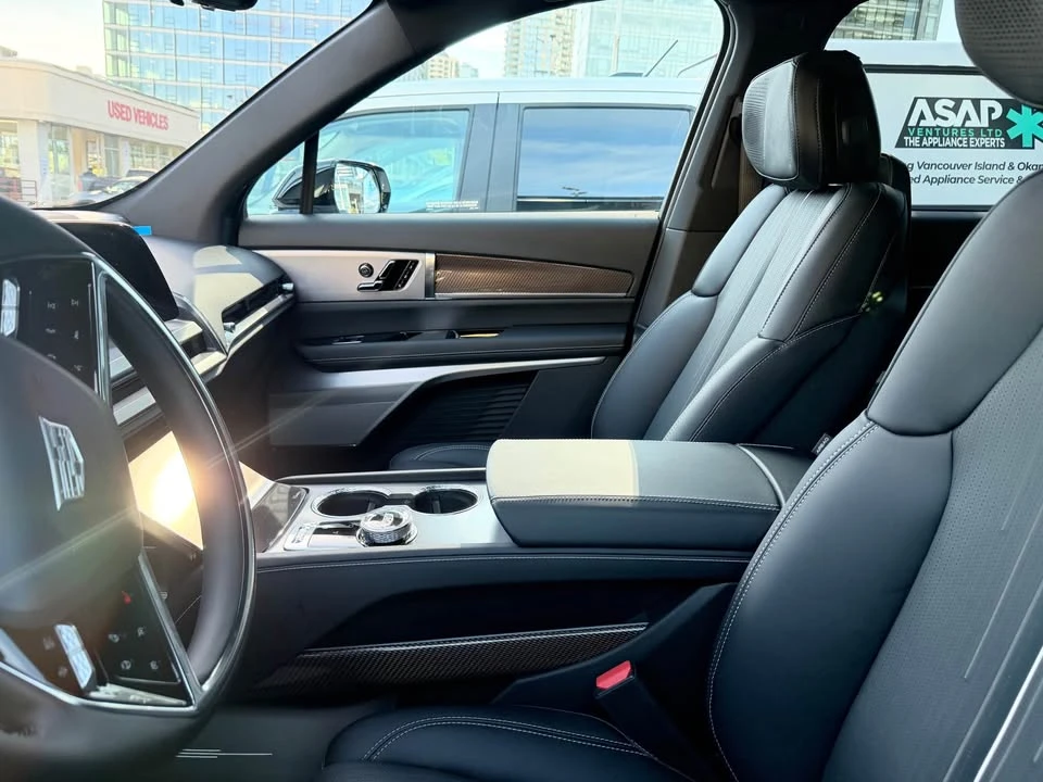 2026 Cadillac Vistiq - Image 8 of 12