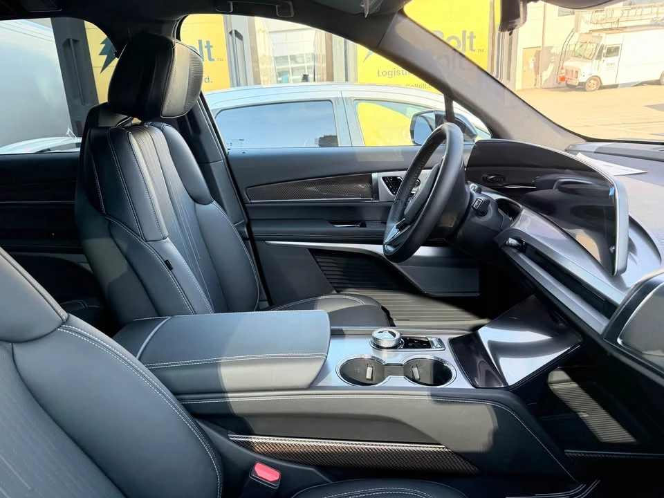 2026 Cadillac Vistiq - Image 10 of 12