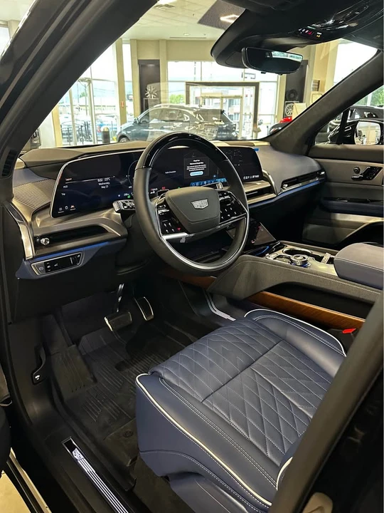 2026 Cadillac Vistiq - Image 2 of 11
