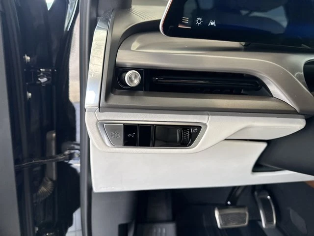 2026 Cadillac Vistiq - Image 14 of 19