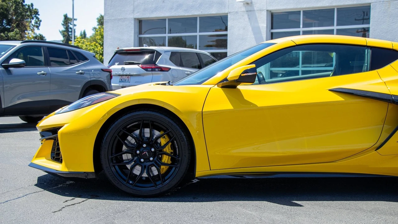2026 Chevrolet Corvette C8 Z06 - Image 16 of 31