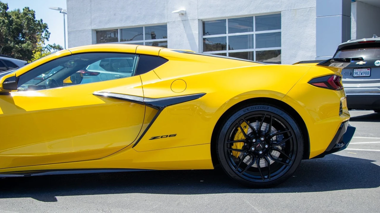 2026 Chevrolet Corvette C8 Z06 - Image 17 of 31