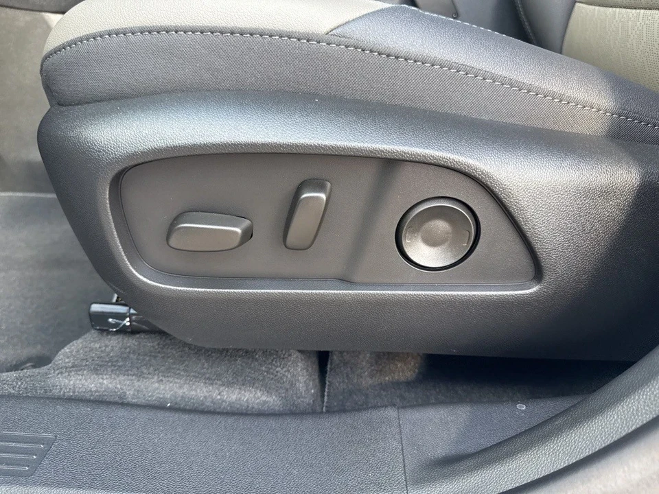 2026 Chevrolet Equinox - Image 10 of 12