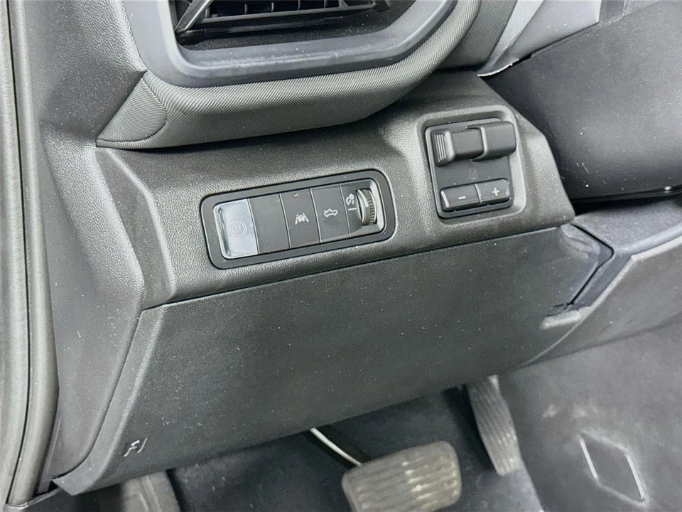 2026 Chevrolet Silverado - Image 14 of 31