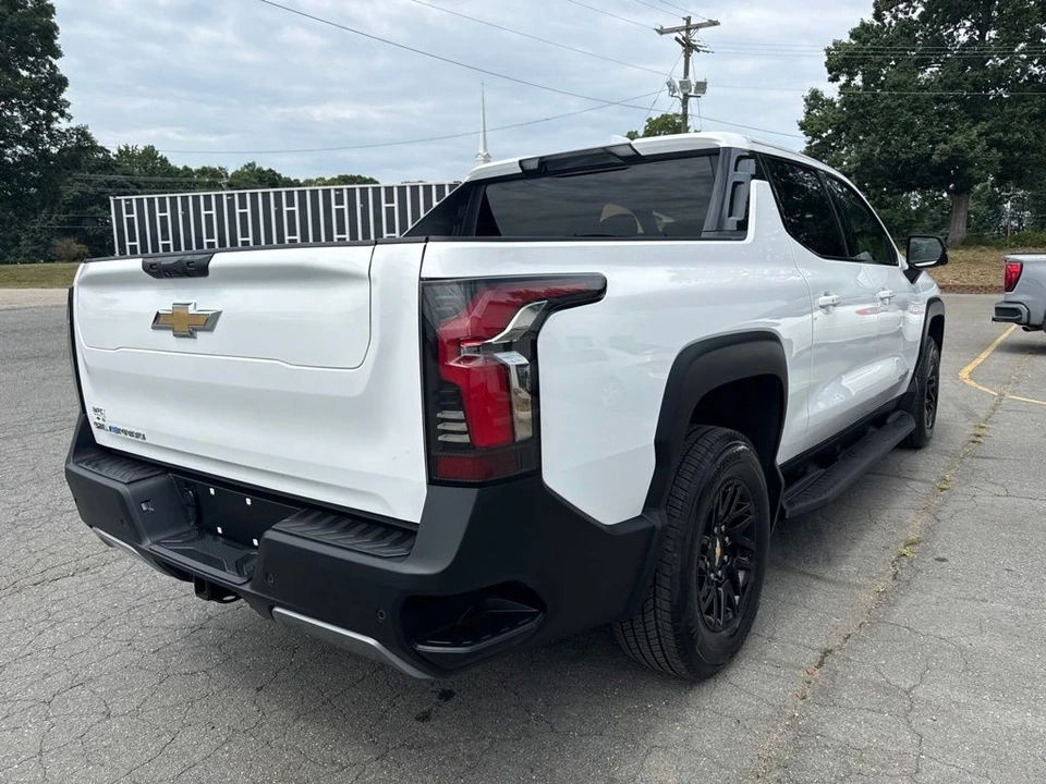 2026 Chevrolet Silverado - Image 8 of 31