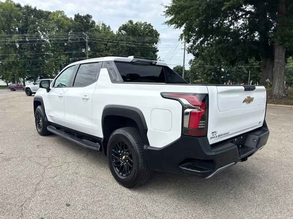 2026 Chevrolet Silverado - Image 3 of 31