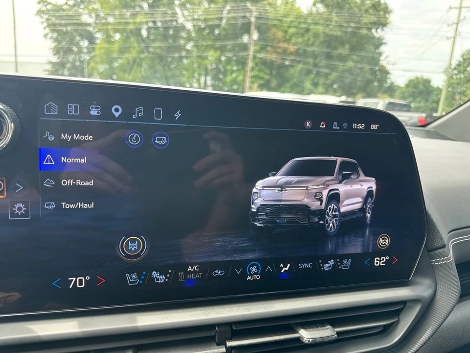 2026 Chevrolet Silverado - Image 23 of 31