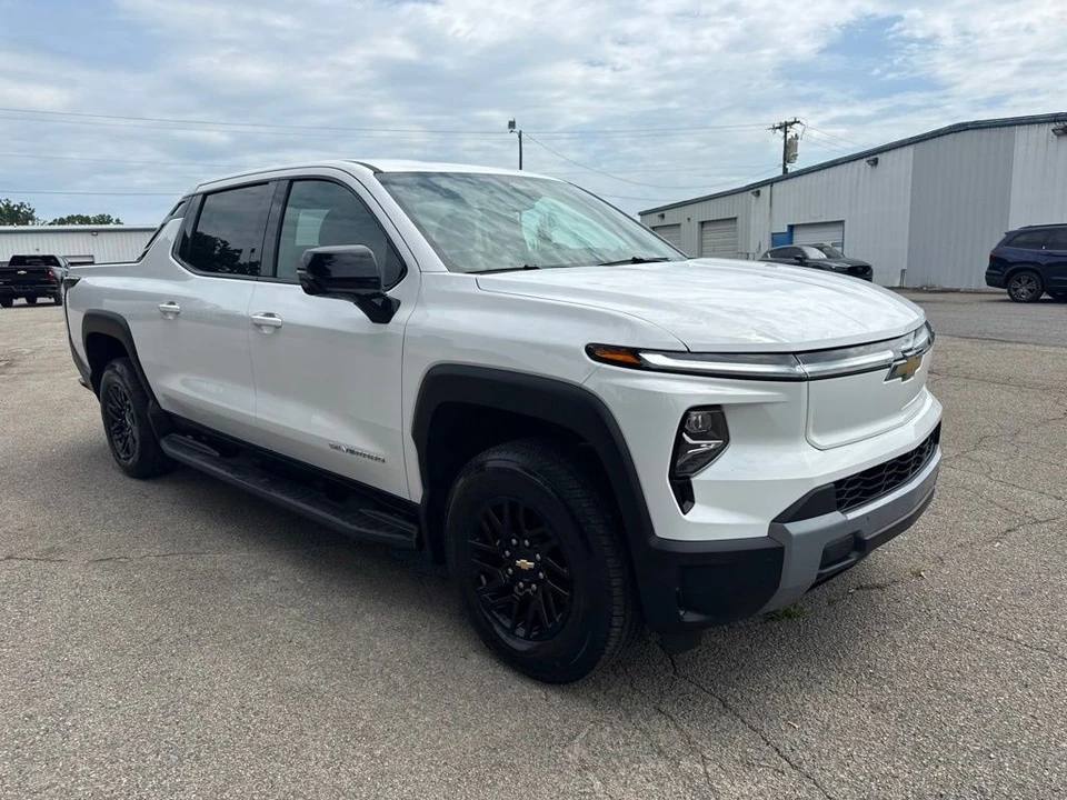 2026 Chevrolet Silverado - Image 5 of 31