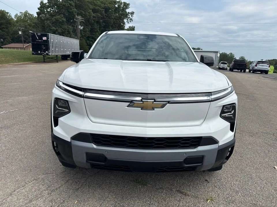 2026 Chevrolet Silverado - Image 6 of 31