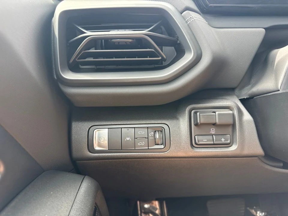 2026 Chevrolet Silverado - Image 24 of 31