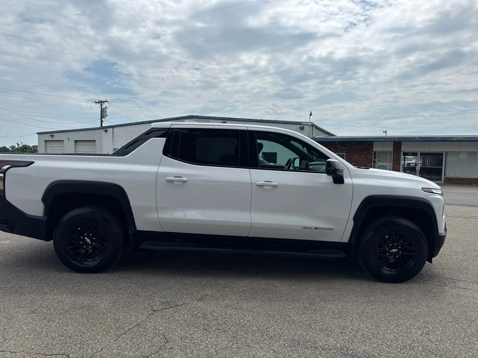 2026 Chevrolet Silverado - Image 4 of 31