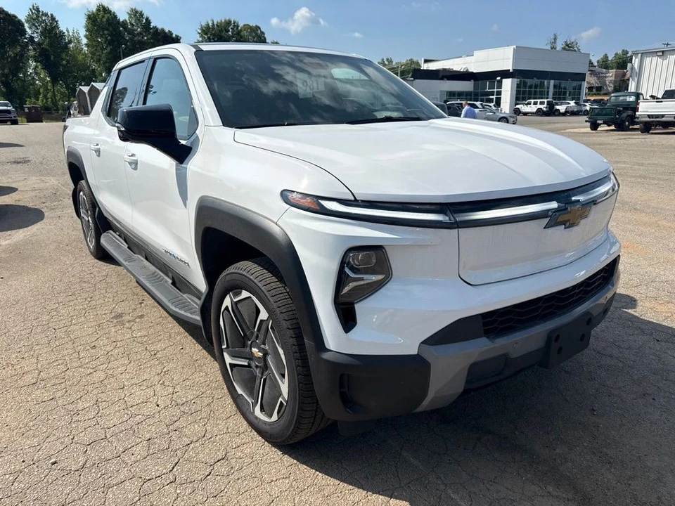 2026 Chevrolet Silverado - Image 6 of 11