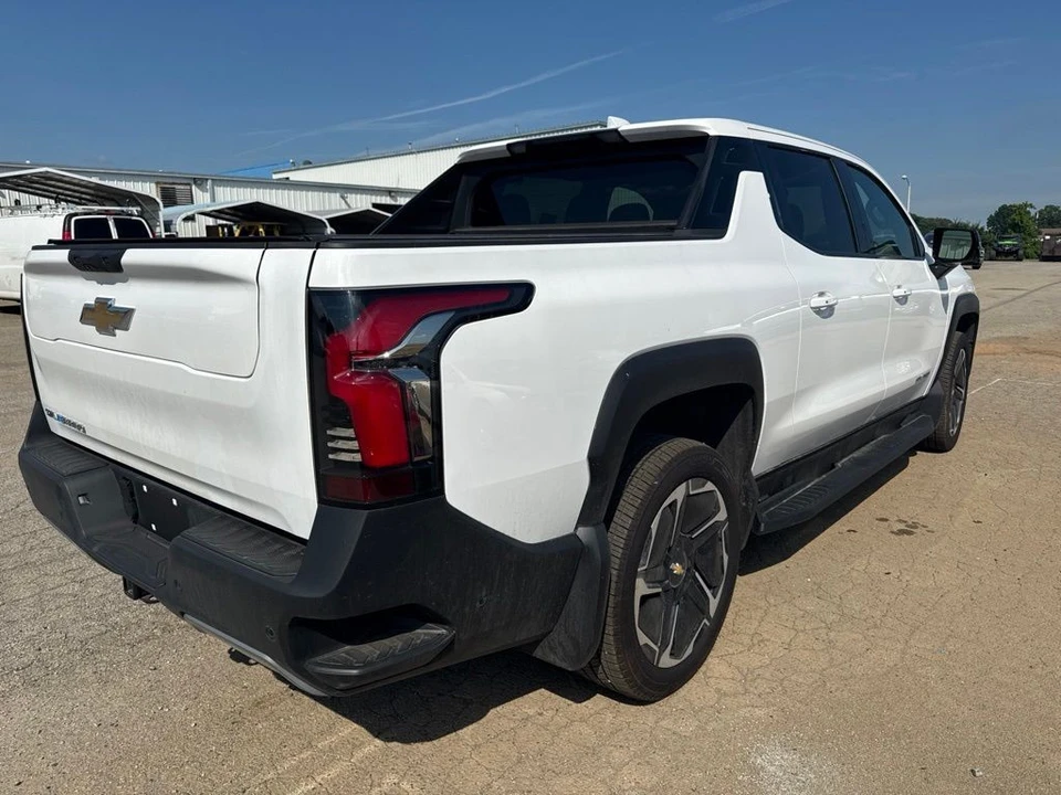 2026 Chevrolet Silverado - Image 5 of 11