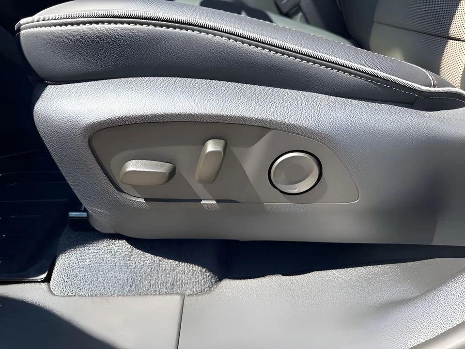 2026 Chevrolet Silverado - Image 10 of 31