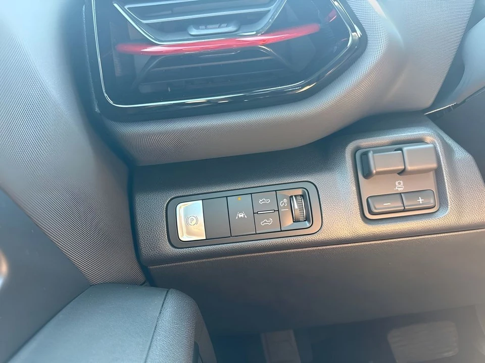 2026 Chevrolet Silverado - Image 25 of 31