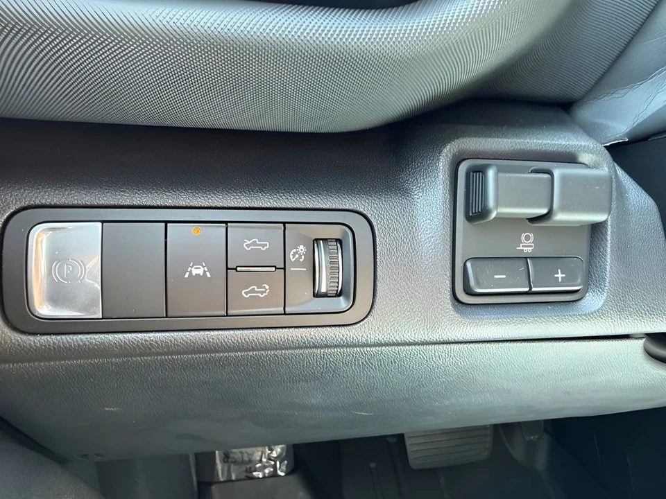 2026 Chevrolet Silverado - Image 24 of 31