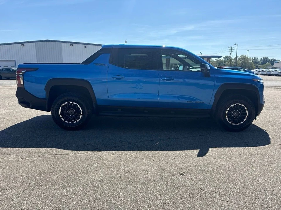 2026 Chevrolet Silverado - Image 6 of 31