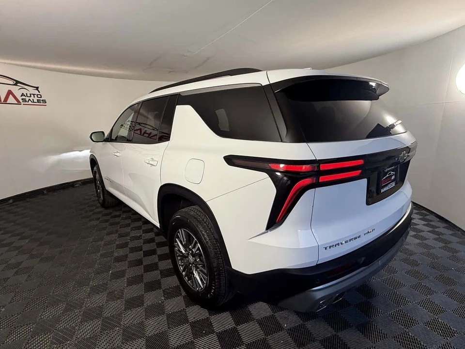 2026 Chevrolet Traverse - Image 9 of 31