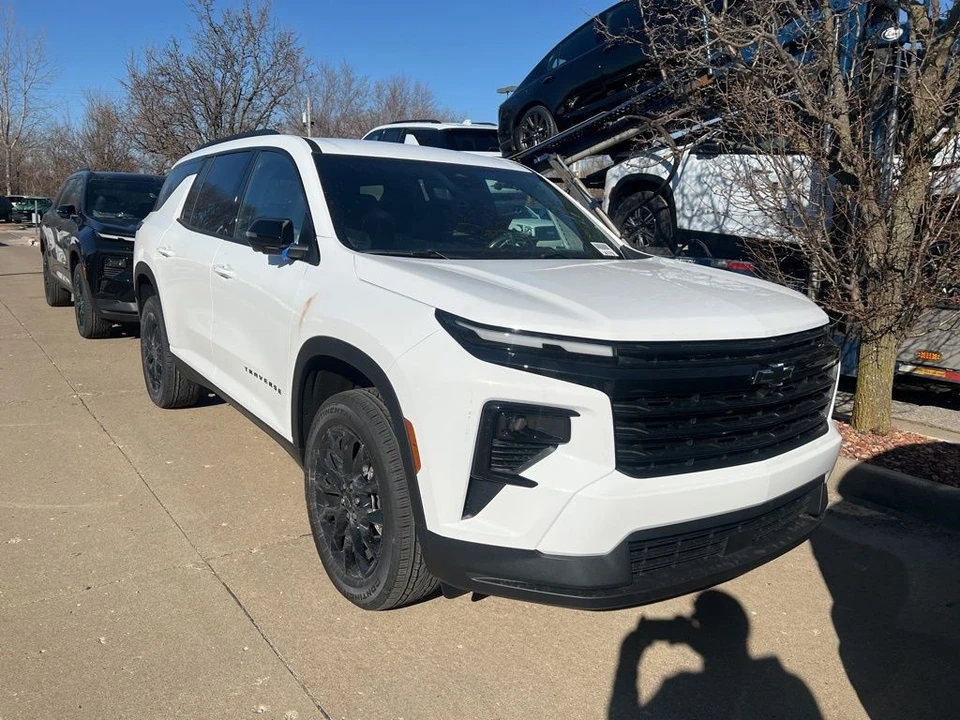 2026 Chevrolet Traverse - Image 2 of 11