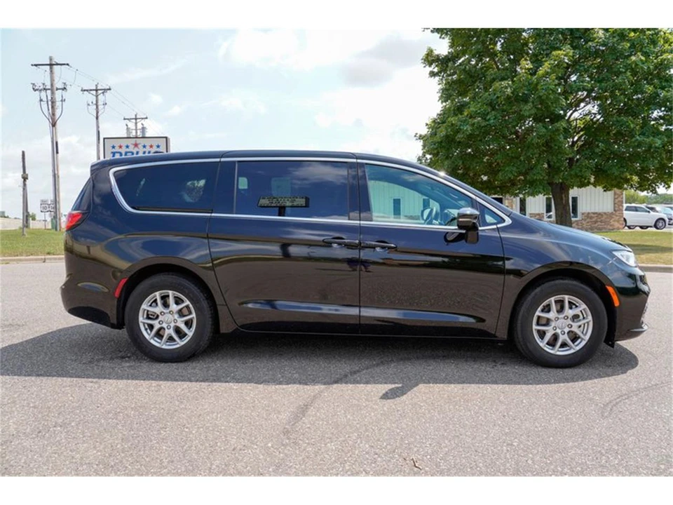 2026 Chrysler - Image 2 of 31