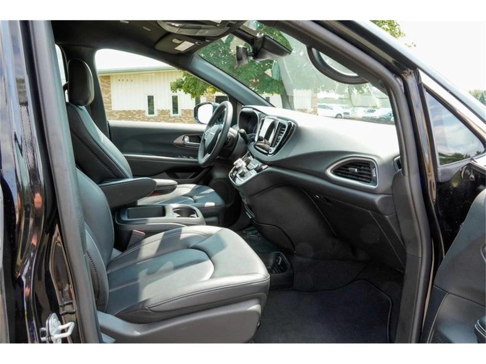 2026 Chrysler - Image 18 of 31