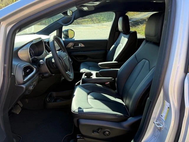 2026 Chrysler - Image 12 of 21