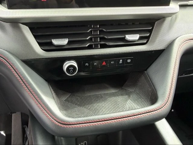 2026 Ford Explorer 6th Gen - Image 26 of 31