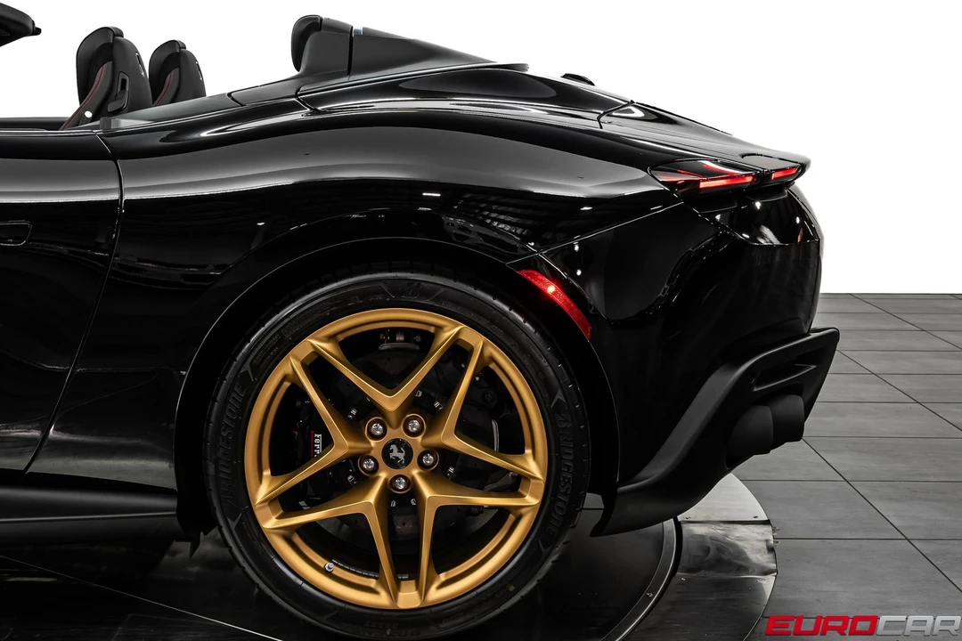 2026 Ferrari Roma Spider - Image 18 of 31