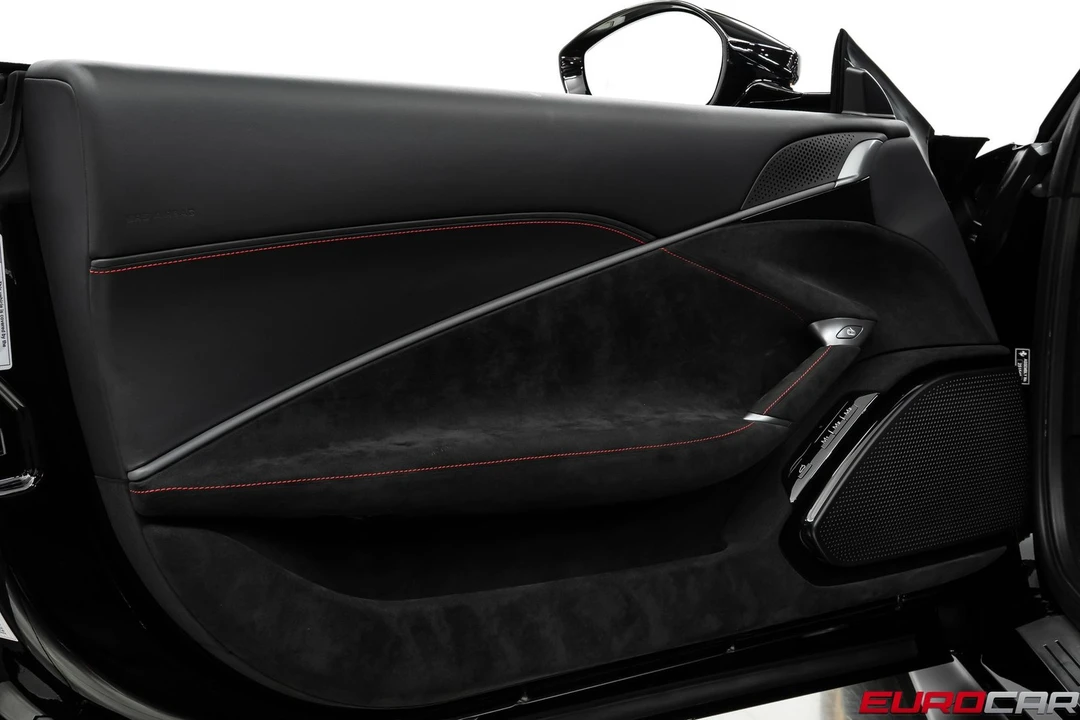 2026 Ferrari Roma Spider - Image 27 of 31