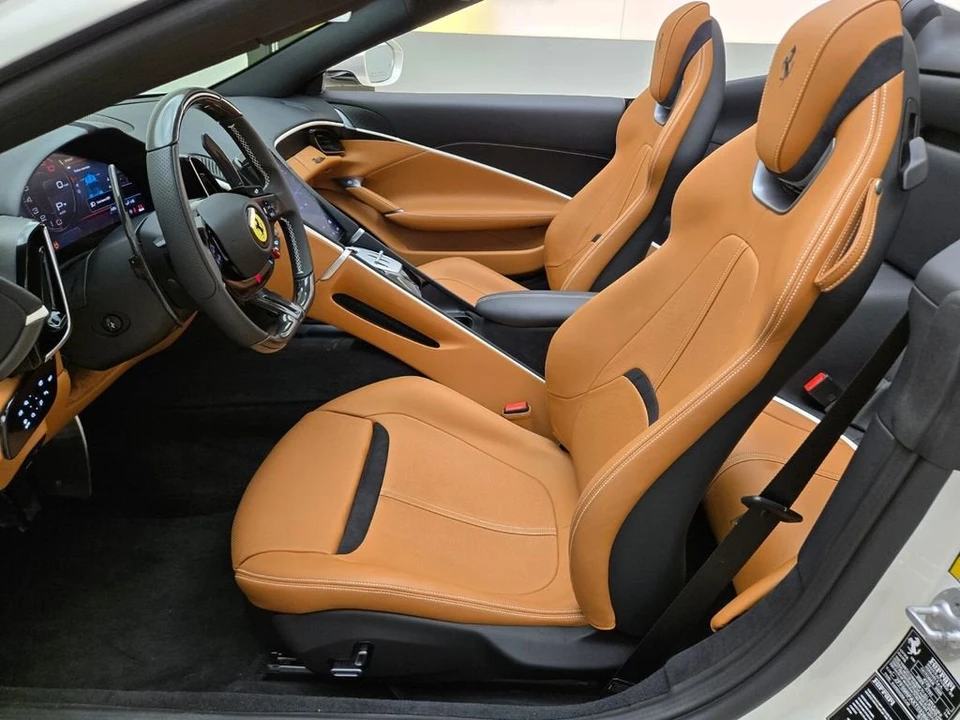 2026 Ferrari Roma Spider - Image 18 of 31