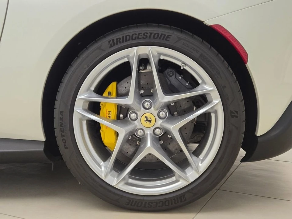 2026 Ferrari Roma Spider - Image 15 of 31