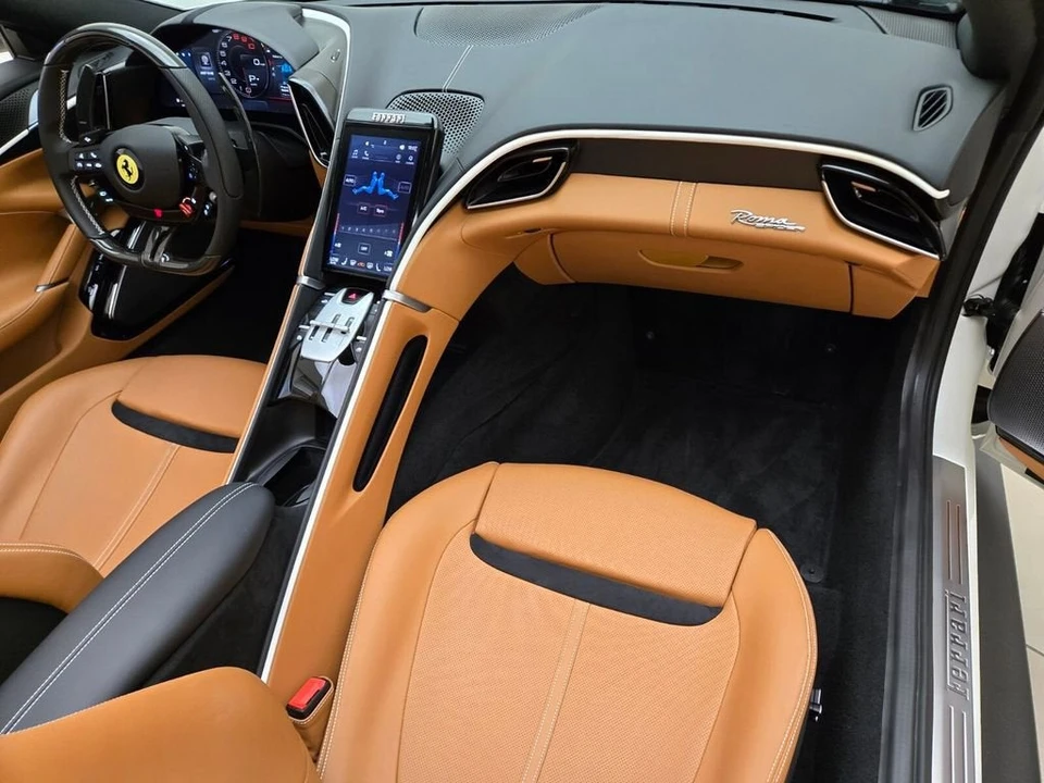 2026 Ferrari Roma Spider - Image 27 of 31