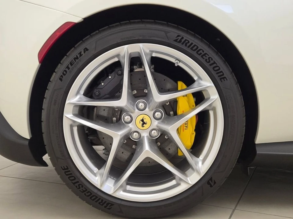 2026 Ferrari Roma Spider - Image 7 of 31