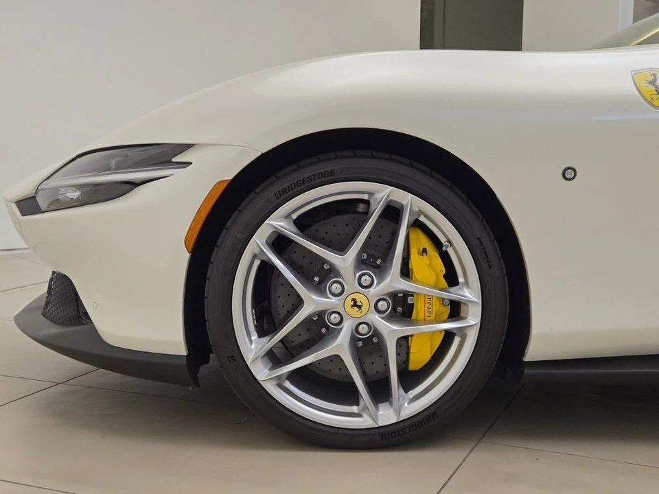 2026 Ferrari Roma Spider - Image 13 of 31