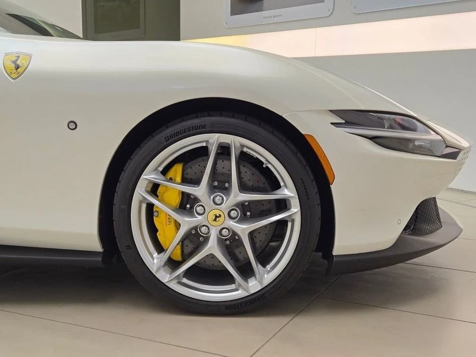 2026 Ferrari Roma Spider - Image 8 of 31