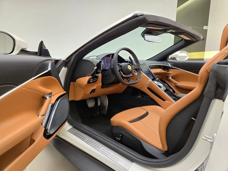 2026 Ferrari Roma Spider - Image 17 of 31