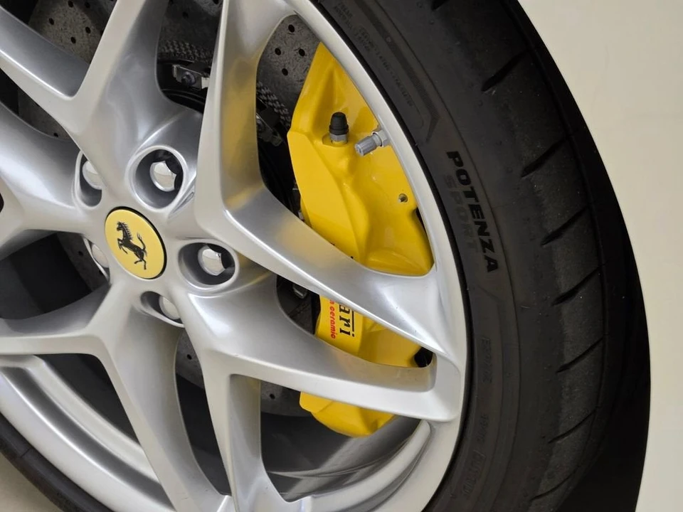 2026 Ferrari Roma Spider - Image 14 of 31