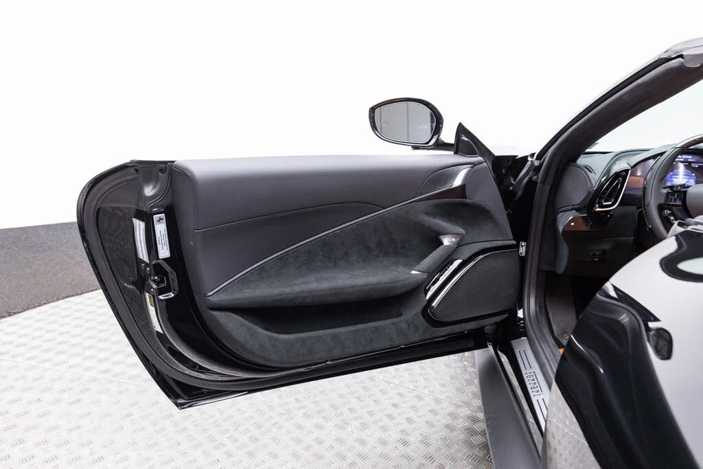 2026 Ferrari Roma Spider - Image 12 of 31