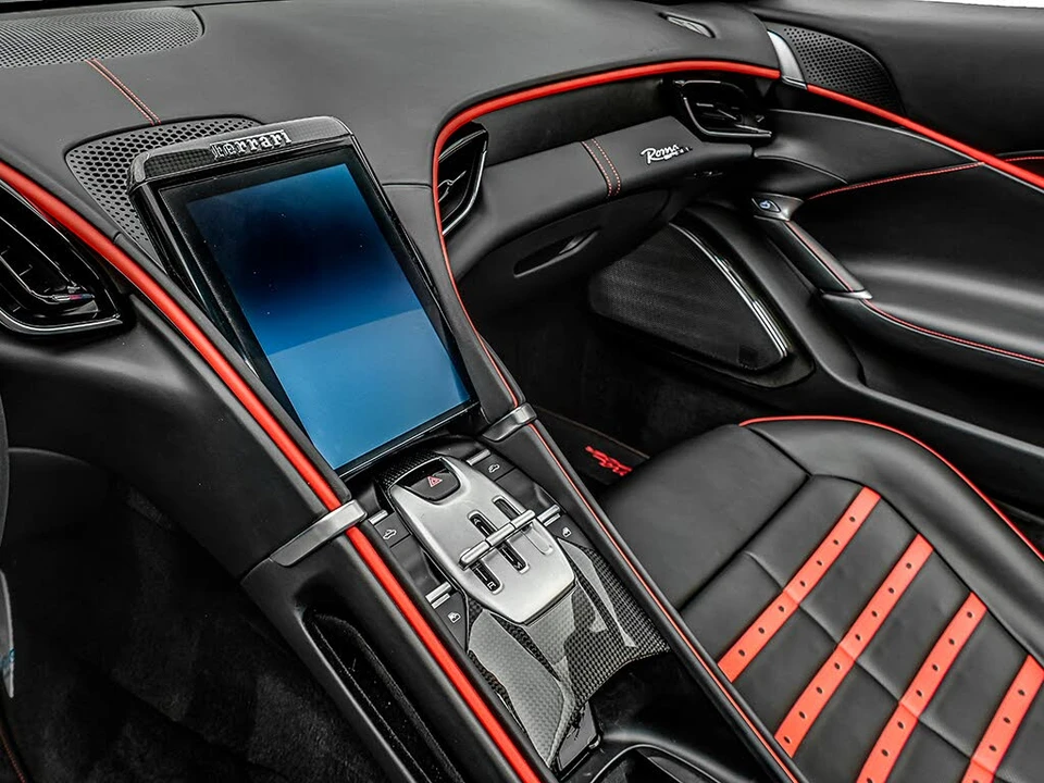 2026 Ferrari Roma Spider - Image 13 of 31