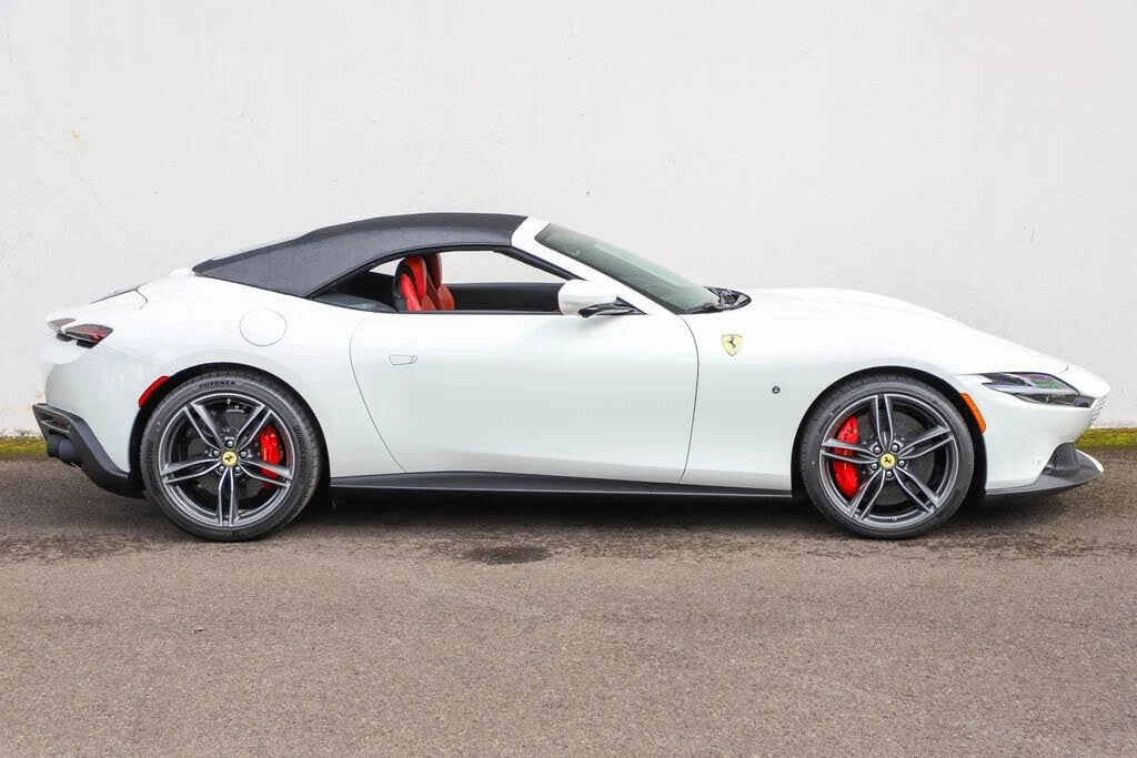 2026 Ferrari Roma Spider - Image 27 of 31