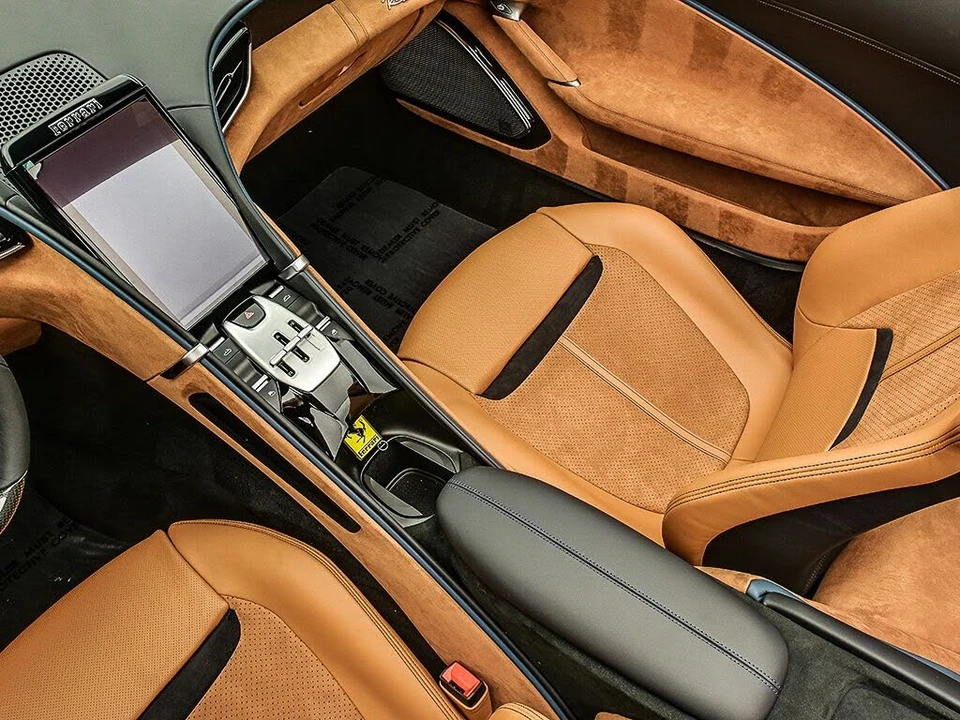 2026 Ferrari Roma Spider - Image 12 of 31